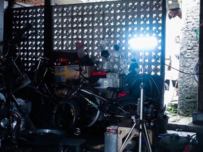 Vélos et équipements rangés dans un atelier