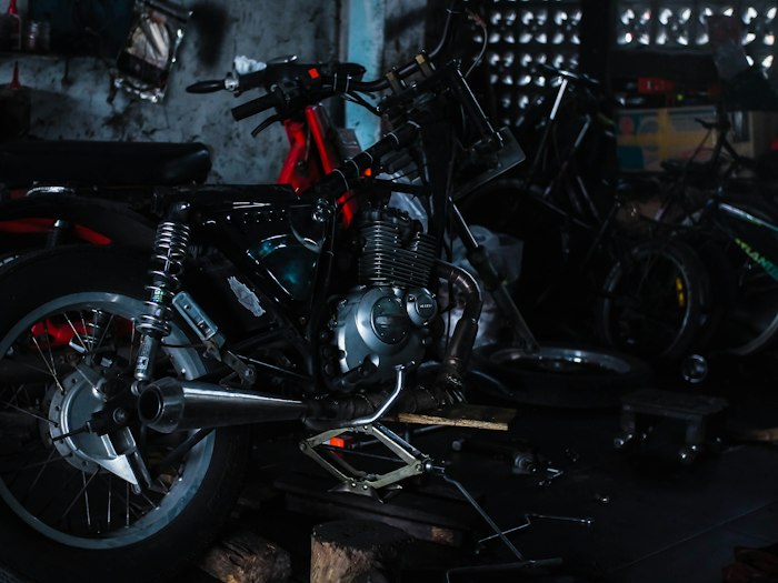 Moto en cours de réparation dans un atelier