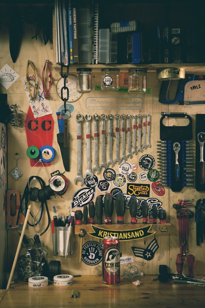 Outils d'atelier alignés sur un établi