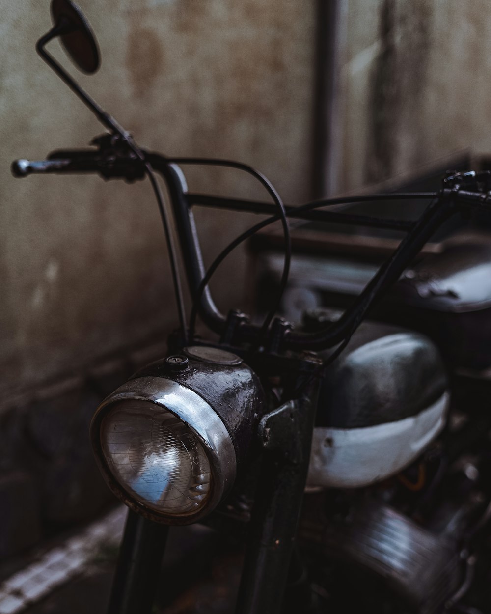Détail mécanique rapproché d'une moto à l'arrêt
