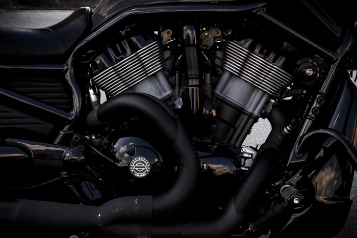 Moteur de moto gris et noir, vue rapprochée