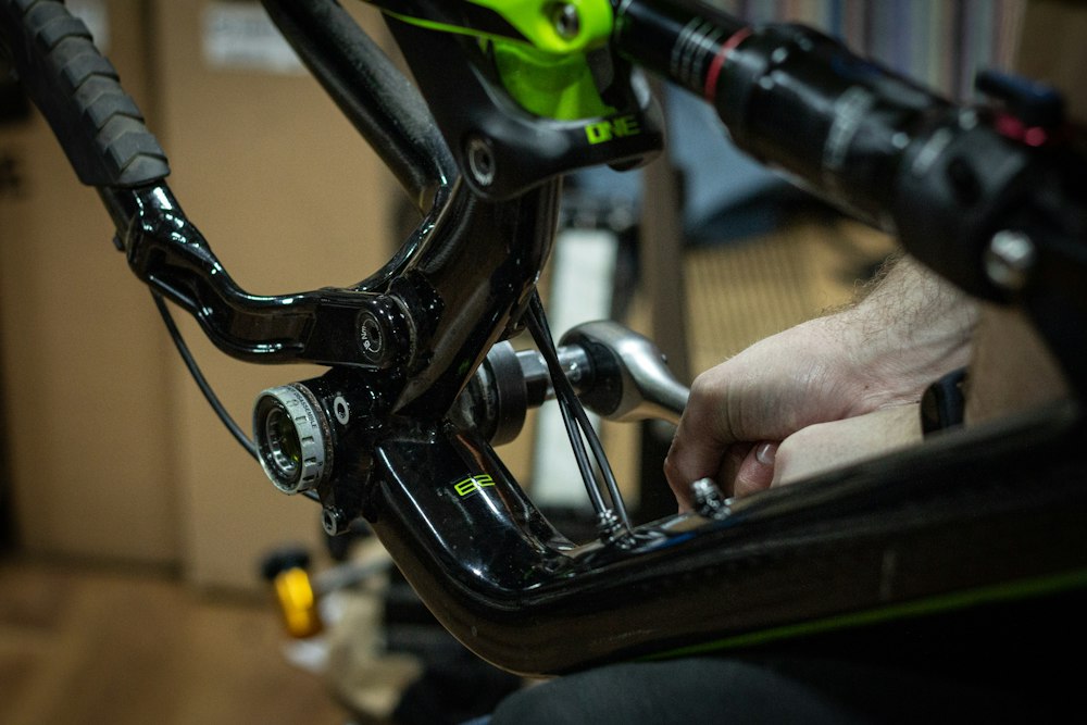 Roue de vélo en cours de réglage sur un pied d'atelier