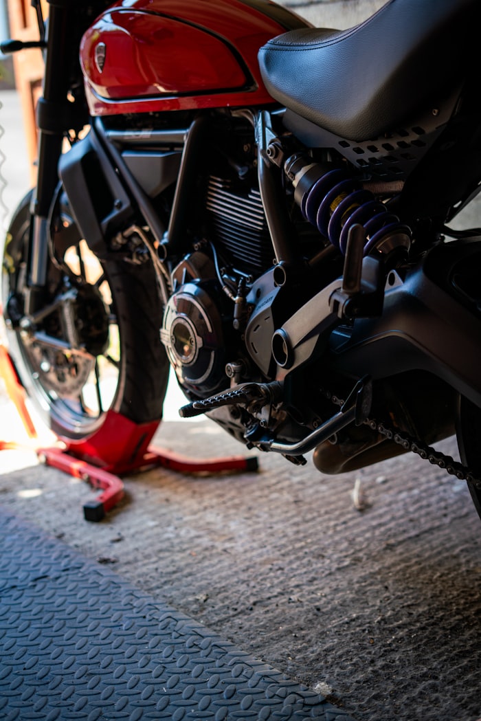 Moto rouge, détails du moteur et de la suspension