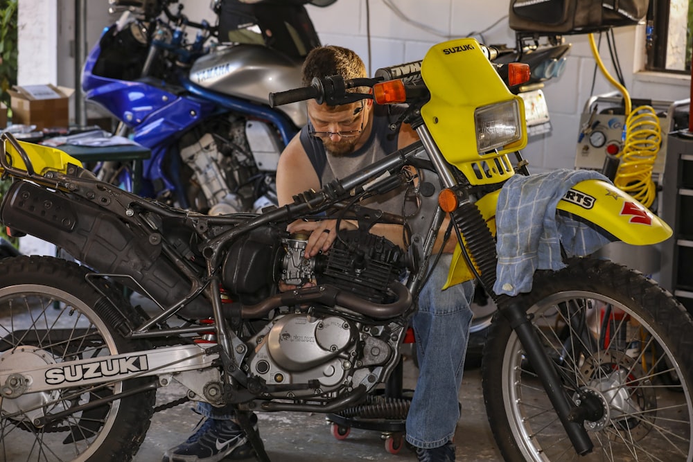 Mécanicien intervenant sur la partie cycle d'une moto