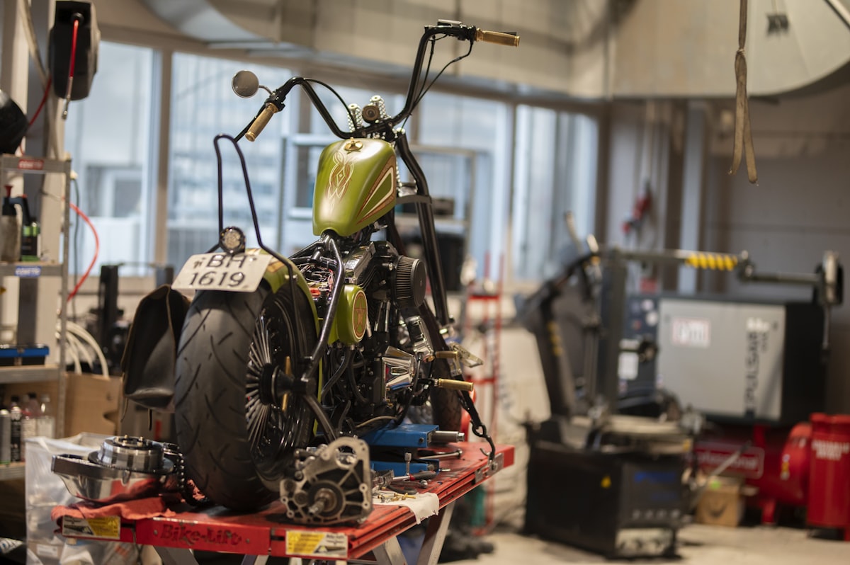Moto en cours d'assemblage dans un atelier