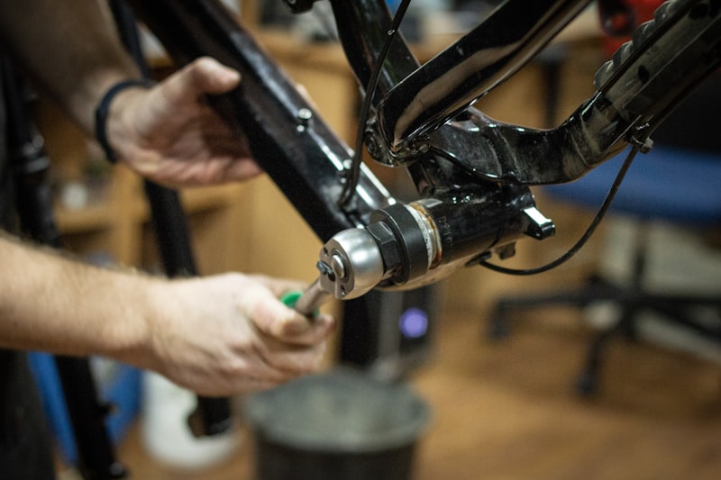 Réglage rapproché d'un vélo à l'atelier