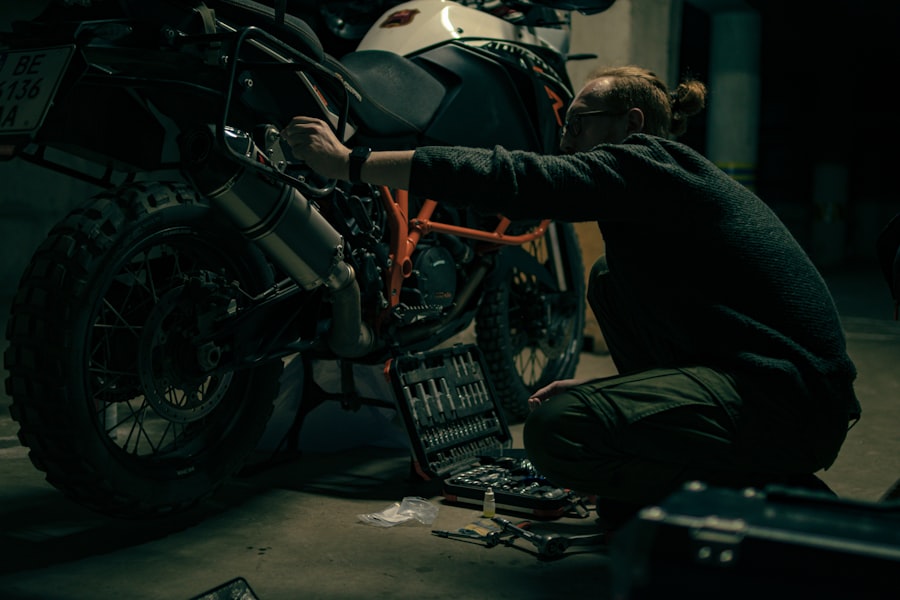 Mécanicien au travail sur une moto dans un garage